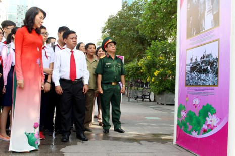 L&atilde;nh đạo Th&agrave;nh phố v&agrave; c&aacute;c đại biểu tham quan triển l&atilde;m. Ảnh: L&ecirc; Thoa