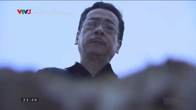 Đứng trước huyệt mộ đ&atilde; được đ&agrave;o cho m&igrave;nh, Phan Qu&acirc;n ph&acirc;n v&acirc;n bởi lời đe dọa của Sơn Tử trong cơn m&ecirc; man của &ocirc;ng.