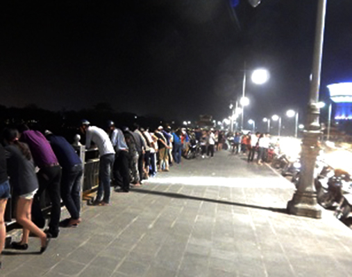 Nhiều người d&acirc;n hiếu k&igrave; tập trung tr&ecirc;n cầu để xem diễn biến vụ việc.