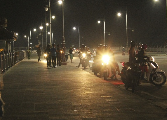 Lực lượng chức năng hiện vẫn t&uacute;c trực tại hiện trường, tiến h&agrave;nh t&igrave;m kiếm.