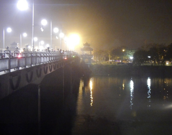 Cầu D&atilde; Vi&ecirc;n trong đ&ecirc;m xảy ra vụ việc xảy ra vụ việc.