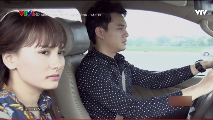 Gạt bỏ m&acirc;u thuẫn, V&acirc;n c&ugrave;ng Thanh về qu&ecirc; khi biết tin b&agrave; nội Thanh hấp hối.