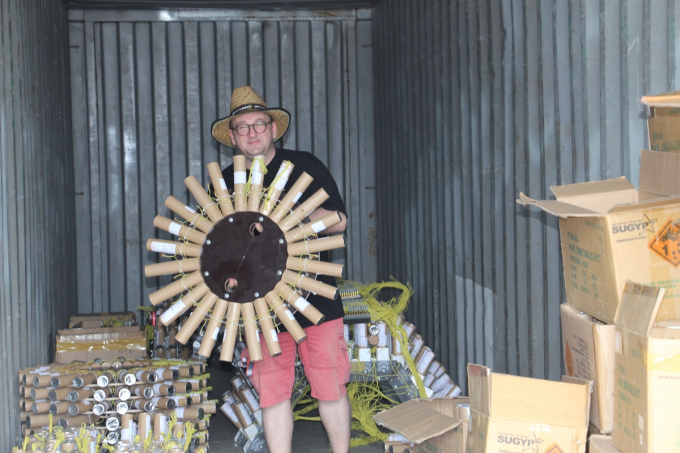 &Ocirc;ng Nicolas Guinand - Đội trưởng đội ph&aacute;o hoa Thụy Sỹ giới thiệt về ph&aacute;o hoa đội nh&agrave;.