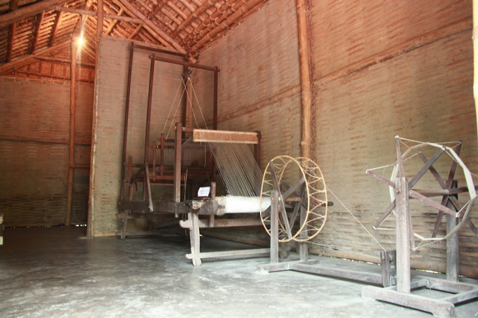 Bộ khung cửi m&agrave; b&agrave; Ho&agrave;ng Thị Loan d&ugrave;ng để dệt vải, kiếm tiền lo cho chồng đ&egrave;n s&aacute;ch khi ở Huế.