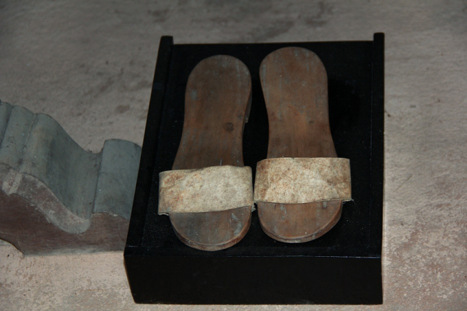 Đ&ocirc;i guốc mộc của th&acirc;n mẫu b&aacute;c để lại.