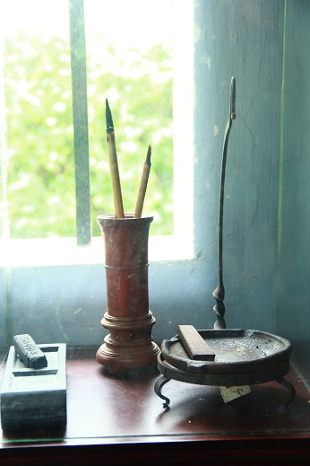 B&uacute;t v&agrave; nghi&ecirc;n mực của, những vật dụng gắn liền với việc đ&egrave;n s&aacute;ch của Người.