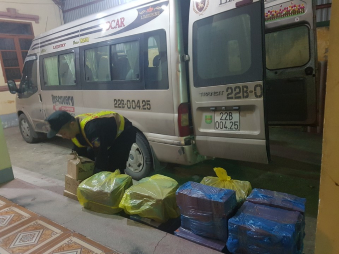 Chiếu xe chở l&ocirc; nước hoa, mỹ phẩm lậu.