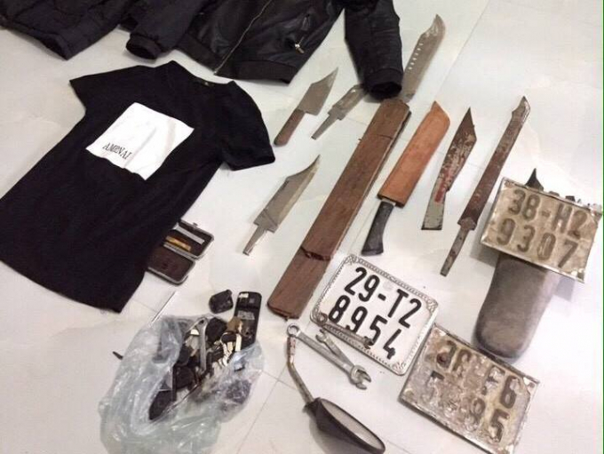 Một số tang vật cơ quan điều tra thu giữ được khi kh&aacute;m nh&agrave; c&aacute;c đối tượng.