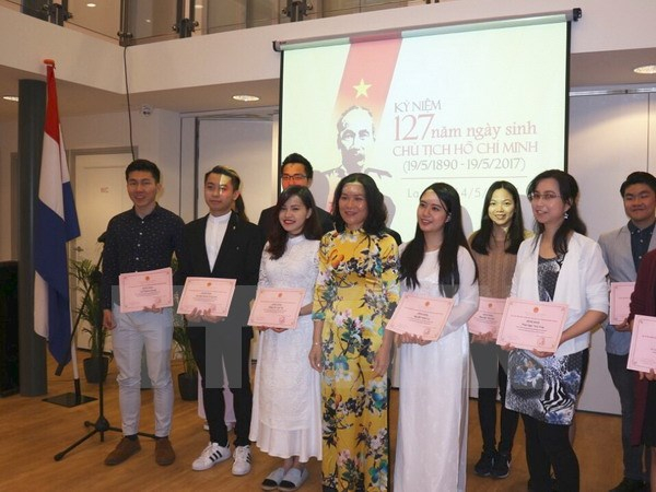 Đại sứ Ng&ocirc; Thị Ho&agrave; trao bằng khen cho 17 sinh vi&ecirc;n Việt Nam c&oacute; th&agrave;nh t&iacute;ch xuất sắc. Ảnh: Định Hương/TTXVN