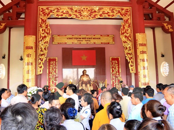 Rất đ&ocirc;ng b&agrave; con cộng đồng người Việt tại L&agrave;o đến d&acirc;ng hương l&ecirc;n B&aacute;c nh&acirc;n kỷ niệm 127 năm ng&agrave;y sinh của Người. Ảnh: Phạm Ki&ecirc;n/TTXVN