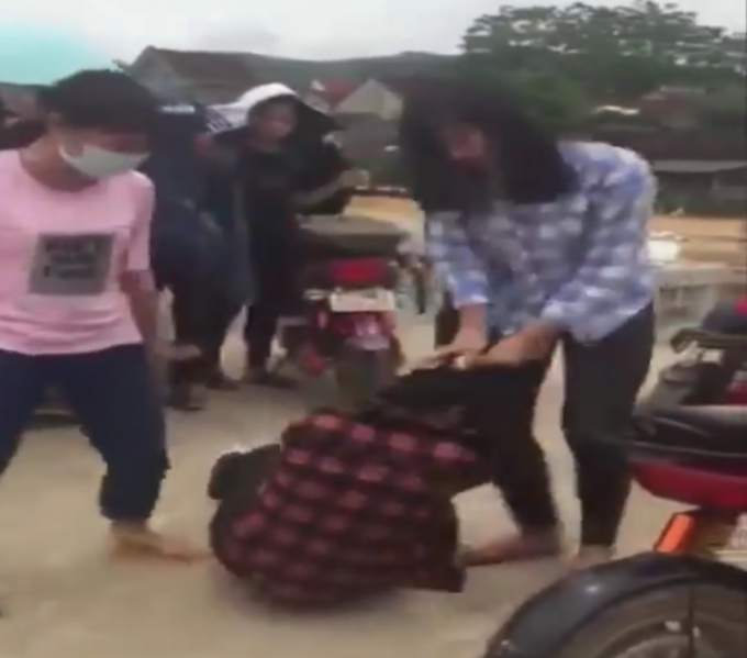 H&igrave;nh ảnh nữ sinh bị hai bạn kh&aacute;c đ&aacute;nh hội đồng trong tiếng reo h&ograve; của bạn b&egrave; (ảnh cắt từ clip).