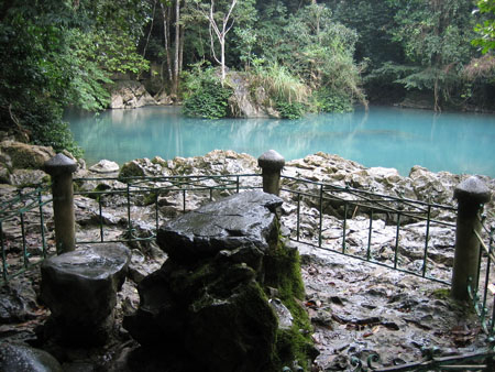 B&agrave;n đ&aacute; b&ecirc;n suối L&ecirc; Nin nơi B&aacute;c Hồ l&agrave;m việc.