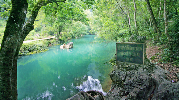 Suối L&ecirc;-nin, n&uacute;i C&aacute;c M&aacute;c với non xanh nước biếc ẩn hiện trong sương mờ khiến l&ograve;ng người b&acirc;ng khu&acirc;ng, lưu luyến.