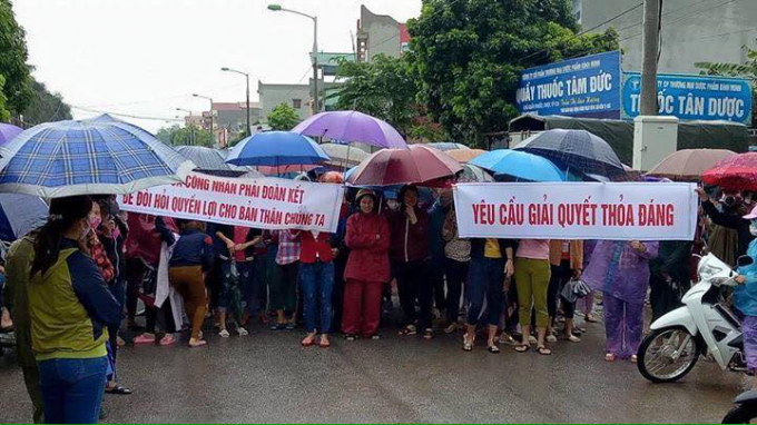 H&agrave;ng trăm c&ocirc;ng nh&acirc;n của c&ocirc;ng ty TNHH Vietpan Pacific bấp chấp trời mưa vẫn tổ chức đ&igrave;nh c&ocirc;ng.