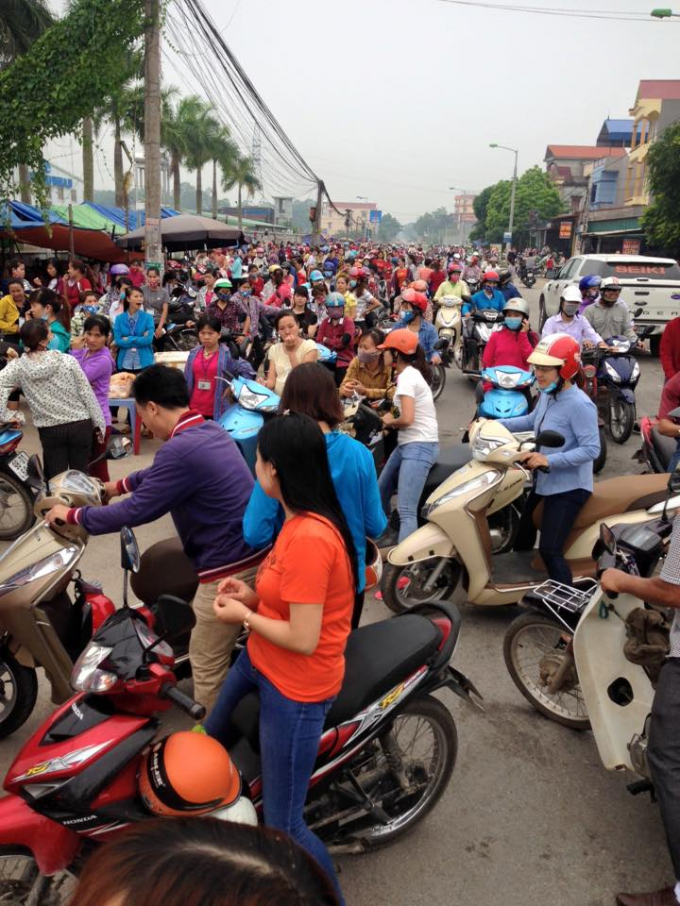 Bắc Giang: H&agrave;ng trăm c&ocirc;ng nh&acirc;n đ&igrave;nh c&ocirc;ng giữa trời mưa
