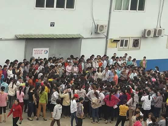 Bắc Giang: H&agrave;ng trăm c&ocirc;ng nh&acirc;n đ&igrave;nh c&ocirc;ng giữa trời mưa