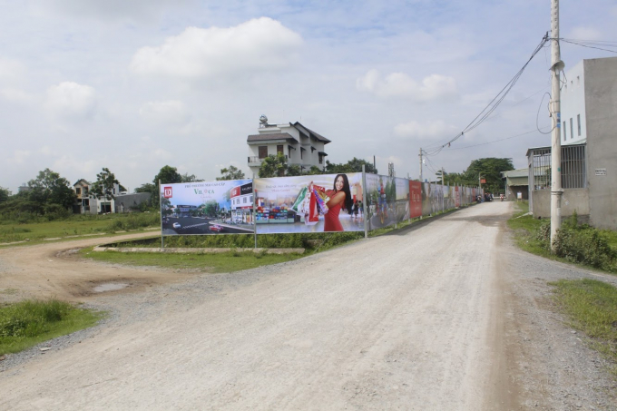 Trục đường từ ph&iacute;a sau khu d&acirc;n cư chạy v&agrave;o dự &aacute;n.