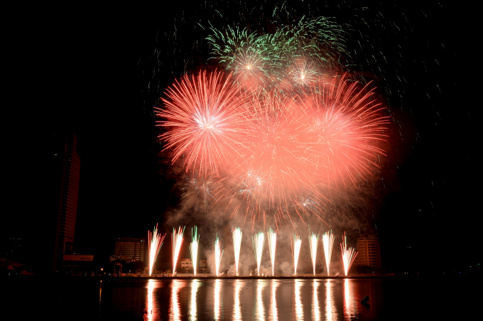 H&igrave;nh ảnh tại lễ hội ph&aacute;o hoa quốc tế Đ&agrave; Nẵng - DIFF 2017.