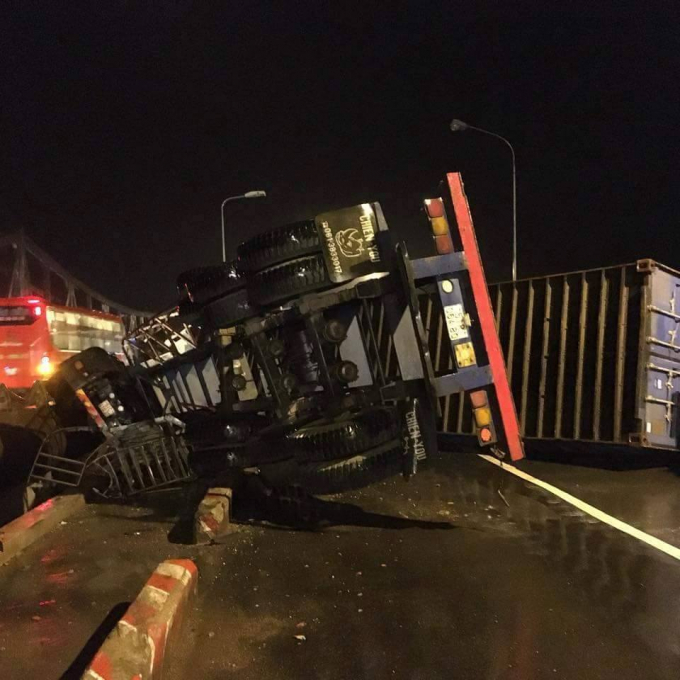 Chiếc xe nằm ch&ecirc;nh v&ecirc;nh tr&ecirc;n th&agrave;nh cầu.