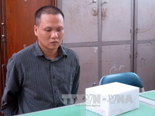 Đối tượng Trần Văn Việt v&agrave; tang vật. (Ảnh: b&aacute;o TTXVN)