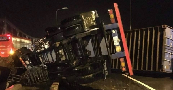 Đắk Lắk: Xe container lật nghiêng trên cầu, tài xế kẹt trong cabin