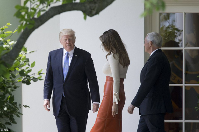 Theo Dailymail, khoảng gần 2 giờ chiều 19/5 theo giờ địa phương, Tổng thống Trump, Đệ nhất phu nh&acirc;n Melania v&agrave; ph&aacute;i đo&agrave;n đ&atilde; l&ecirc;n trực thăng Marine One rời Nh&agrave; Trắng. (Ảnh: EPA)