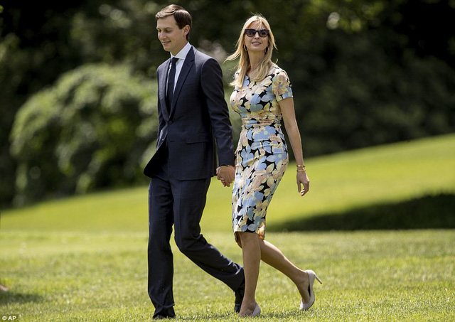 Th&aacute;p t&ugrave;ng Tổng thống Trump trong chuyến c&ocirc;ng du nước ngo&agrave;i đầu ti&ecirc;n c&ograve;n c&oacute; con g&aacute;i lớn Ivanka, ch&agrave;ng rể Jared Kushner đồng thời l&agrave; cố vấn cấp cao của Tổng thống. (Ảnh: AP)