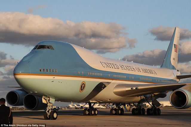 Khoảng 15 ph&uacute;t sau khi rời Nh&agrave; Trắng, họ đ&atilde; tới căn cứ kh&ocirc;ng qu&acirc;n Andrews ở Maryland. (Ảnh: Getty)