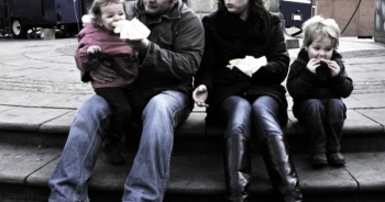 Những người cha hi sinh công việc để chăm sóc con cái