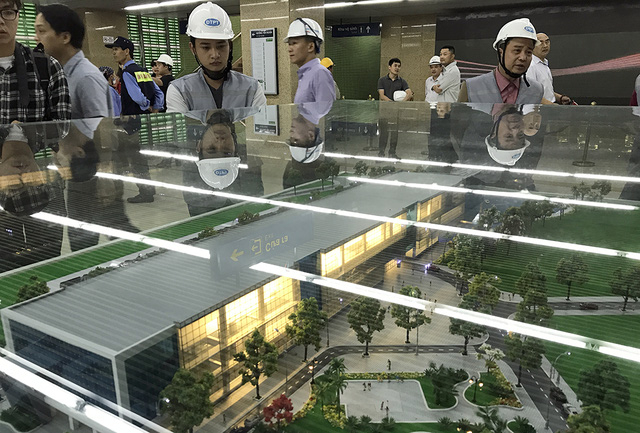 Dự kiến đến th&aacute;ng 10 năm nay, tuyến đường sắt đ&ocirc; thị đầu ti&ecirc;n của Việt Nam n&agrave;y được chạy thử nghiệm v&agrave; đến đầu năm 2018 sẽ ch&iacute;nh thức khai trương.