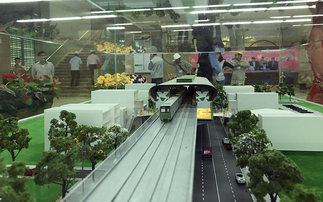 Đo&agrave;n t&agrave;u nằm tr&ecirc;n tầng 2 của nh&agrave; ga, nơi c&oacute; sảnh rộng h&agrave;ng chục m&eacute;t được l&agrave;m bằng những vật liệu hiện đại