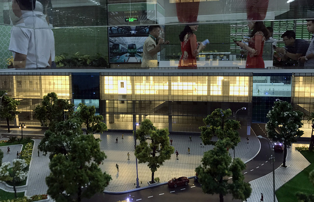 Đến nay, b&ecirc;n ngo&agrave;i c&ocirc;ng trường ga C&aacute;t Linh (điểm cuối tuyến đường sắt) cũng đ&atilde; cơ bản ho&agrave;n th&agrave;nh