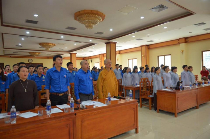 Lễ ch&agrave;o cờ.