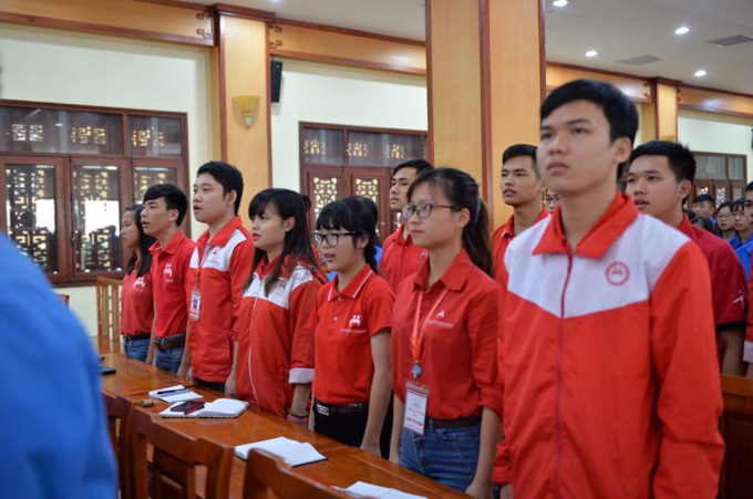 T&igrave;nh nguyện vi&ecirc;n đội hiến m&aacute;u h&aacute;t Quốc Ca.&nbsp;