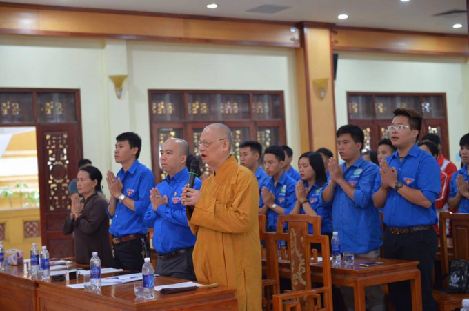 Thầy Th&iacute;ch Thanh Hưng - Ph&oacute; ban Hướng dẫn phật tử Trung ương c&ugrave;ng c&aacute;c t&igrave;nh nguyện vi&ecirc;n niệm Phật trước khi v&agrave;o buổi tập huấn.