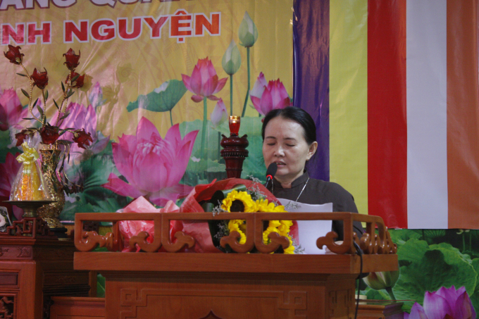 Cư sĩ Diệu Nh&acirc;n Ho&agrave;ng thị Xu&acirc;n Loan - Ủy vi&ecirc;n Hội đồng trị sự Trung ương Gi&aacute;o hội phật gi&aacute;o Việt Nam, Ph&oacute; thư k&yacute; ủy Ban Hướng dẫn phật tử trung ương đọc t&oacute;m tắt nội dung buổi tập huấn v&agrave; khai mạc hội nghị.