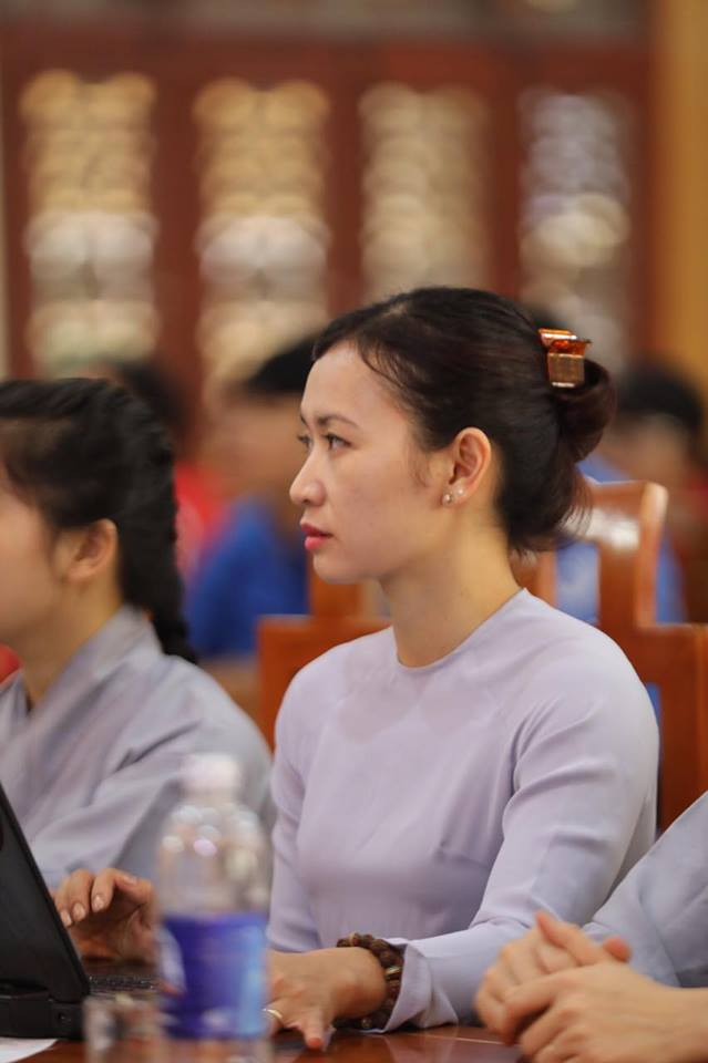 Những phật tử, t&igrave;nh nguyện vi&ecirc;n ng&ocirc;i nghi&ecirc;m t&uacute;c lắng nghe c&acirc;u hỏi của Trưởng ban v&agrave; c&acirc;u trả lời của c&aacute;c t&igrave;nh nguyện vi&ecirc;n.