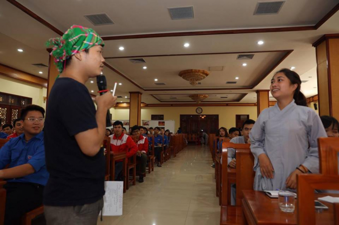 &nbsp;Ngo&agrave;i ra, tại buổi tập huấn c&ograve;n diễn ra những c&acirc;u hỏi mang t&iacute;nh giải tr&iacute;, nhưng mụch đ&iacute;ch đều nhằm nần cao kỹ năng, năng lực quản l&yacute;, kỹ năng l&agrave;m việc nh&oacute;m cho c&aacute;c bạn t&igrave;nh nguyện vi&ecirc;n.