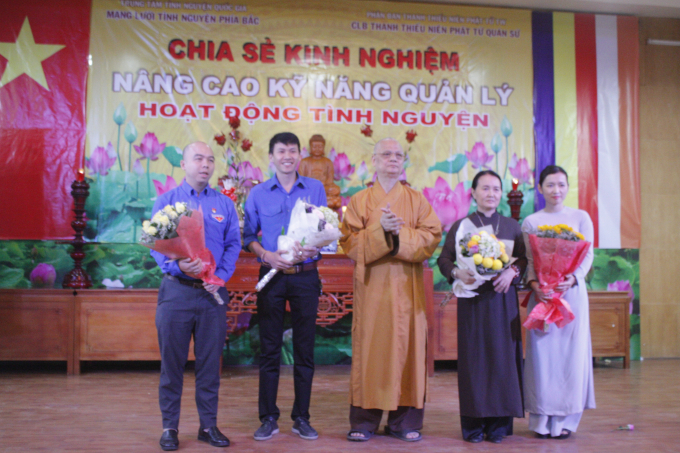 Thầy Th&iacute;ch Thanh Hưng - Ph&oacute; ban Hướng dẫn phật tử Trung ương tặng hoa cho c&aacute;c trưởng ban, phật tử tại buổi tập huấn. Hội nghị sẽ kết th&uacute;c v&agrave;o 16h00 c&ugrave;ng ng&agrave;y.