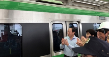 Thích thú "đi thử" tàu đường sắt trên cao