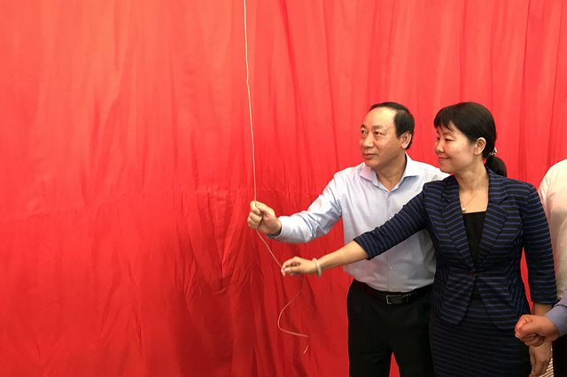 Thứ trưởng Bộ Giao th&ocirc;ng vận tải Nguyễn Hồng Trường c&ugrave;ng đại diện ph&iacute;a Trung Quốc chuẩn bị mở đo&agrave;n t&agrave;u đường sắt tr&ecirc;n cao nằm tr&ecirc;n ga La Kh&ecirc; để đ&oacute;n người d&acirc;n v&agrave;o tham quan.