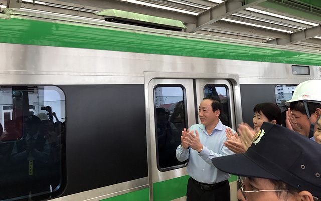 Hơn 9h, đo&agrave;n t&agrave;u ch&iacute;nh thức ra mắt người d&acirc;n Thủ đ&ocirc;