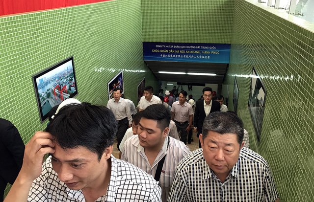 Sau 7 năm c&ocirc;ng tr&igrave;nh thi c&ocirc;ng, s&aacute;ng nay người d&acirc;n ch&iacute;nh thức được v&agrave;o ngắm m&ocirc; h&igrave;nh, nh&agrave; ga v&agrave; đo&agrave;n t&agrave;u đường sắt tr&ecirc;n cao C&aacute;t Linh - H&agrave; Đ&ocirc;ng.