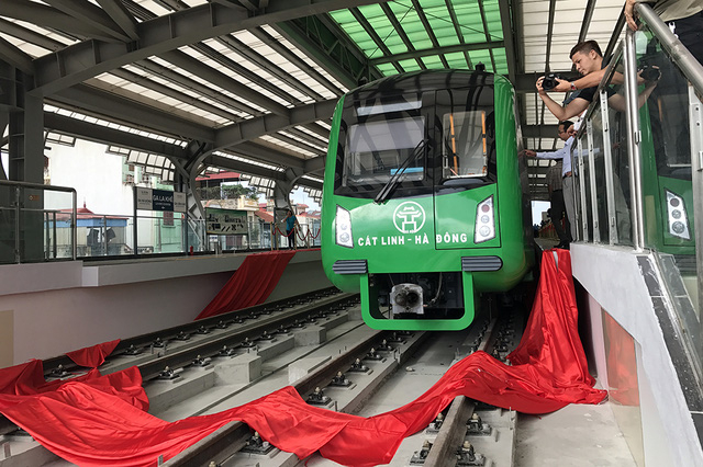 Để tiếp cận được đo&agrave;n t&agrave;u tr&ecirc;n ga La Kh&ecirc;, h&agrave;nh kh&aacute;ch phải đi bộ l&ecirc;n tầng 2 của nh&agrave; ga cao hơn mặt đất khoảng 10m