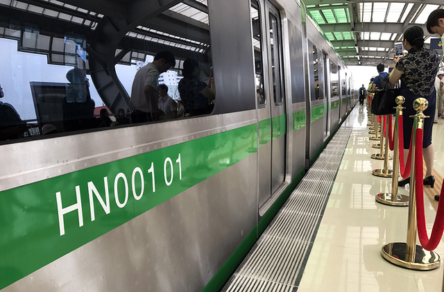 Đo&agrave;n t&agrave;u đầu ti&ecirc;n tại ga La Kh&ecirc; được đặt t&ecirc;n HN00101.