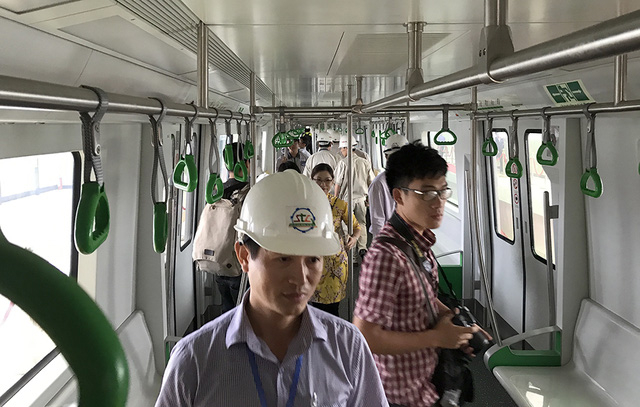 H&ocirc;m nay người d&acirc;n c&oacute; thể v&agrave;o b&ecirc;n trong tham quan nội thất t&agrave;u, tận mắt ngắm ngh&iacute;a từng chi tiết để sau đ&oacute; c&oacute; thể đưa ra c&aacute;c g&oacute;p &yacute; c&aacute; nh&acirc;n.