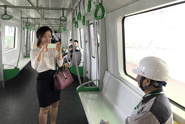 D&ugrave; l&agrave; c&ocirc;ng nh&acirc;n thi c&ocirc;ng tuyến đường sắt C&aacute;t Linh - H&agrave; Đ&ocirc;ng nhưng h&ocirc;m nay, lần đầu ti&ecirc;n họ mới được v&agrave;o b&ecirc;n trong khoang t&agrave;u