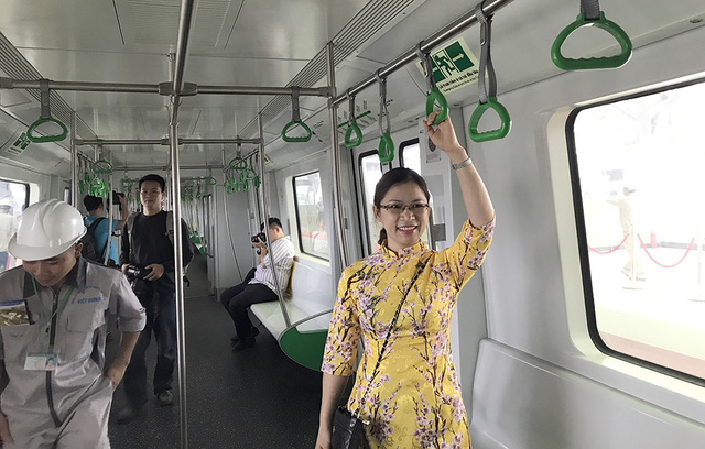 Nhiều người cho rằng, nội thất b&ecirc;n trong toa t&agrave;u chỉ như xe bu&yacute;t nhanh BRT Y&ecirc;n Nghĩa - Kim M&atilde;.