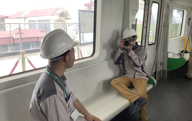 C&ocirc;ng nh&acirc;n thi c&ocirc;ng tuyến đường sắt h&agrave;o hứng chụp ảnh l&agrave;m kỷ niệm trong lần đầu l&ecirc;n t&agrave;u