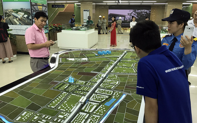 Người d&acirc;n xem v&agrave;o xem to&agrave;n tuyến đường sắt tr&ecirc;n cao C&aacute;t Linh - H&agrave; Đ&ocirc;ng.